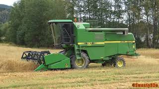 4K John Deere 1157 Combine Harvesting Oats 2017 [upl. by Anertac244]